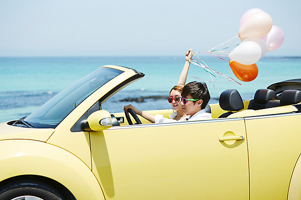 포토 JPG 주간 라이프스타일 부부 커플 여자 남자 여유 신부 바다 커플라이프 여행 신랑 결혼 신혼부부 자동차 한국 미소 웃음 사람 앉기 동양인 이벤트 상반신 20대 성인 해변 야외 두명 옆모습 아웃포커스 선글라스 제주도 한국인 오픈카 상쾌 해안도로 풍선 청년만 성인만 국내포토 자연요소 감정 아시아 안경 도로 육상교통 뷰포인트 관계 모션 승용차 촬영기법 표정 인종 청년 생활 신혼 파일형식