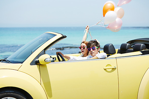 포토 JPG 주간 라이프스타일 부부 커플 여자 남자 여유 신부 바다 커플라이프 여행 신랑 결혼 신혼부부 자동차 한국 사람 앉기 동양인 이벤트 상반신 20대 성인 해변 야외 두명 아웃포커스 선글라스 제주도 한국인 오픈카 상쾌 해안도로 풍선 청년만 성인만 국내포토 자연요소 감정 아시아 안경 도로 육상교통 관계 모션 승용차 촬영기법 인종 청년 생활 신혼 파일형식