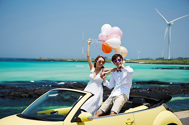 포토 JPG 주간 라이프스타일 부부 커플 드레스 여자 남자 여유 신부 바다 커플라이프 여행 웨딩드레스 신랑 결혼 신혼부부 자동차 한국 미소 웃음 사람 앉기 동양인 이벤트 상반신 20대 성인 해변 야외 두명 아웃포커스 선글라스 제주도 한국인 오픈카 상쾌 해안도로 풍선 청년만 성인만 국내포토 자연요소 옷 감정 아시아 안경 도로 육상교통 관계 모션 승용차 촬영기법 표정 인종 청년 생활 신혼 파일형식