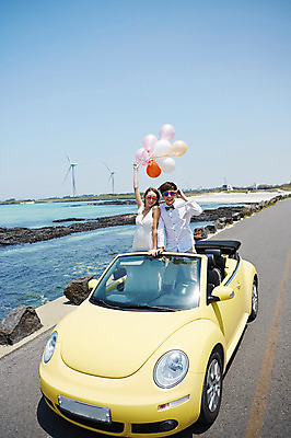 포토 JPG 주간 라이프스타일 부부 커플 드레스 여자 남자 도로 길 여유 신부 바다 커플라이프 여행 웨딩드레스 신랑 결혼 신혼부부 자동차 한국 서기 미소 웃음 사람 동양인 이벤트 상반신 20대 성인 해변 야외 두명 선글라스 제주도 한국인 오픈카 상쾌 해안도로 풍선 청년만 성인만 국내포토 자연요소 옷 감정 아시아 안경 육상교통 관계 교통시설 모션 승용차 표정 인종 청년 생활 신혼 파일형식