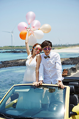 포토 JPG 주간 라이프스타일 부부 커플 드레스 여자 남자 여유 신부 바다 커플라이프 여행 웨딩드레스 신랑 결혼 신혼부부 자동차 한국 서기 미소 웃음 사람 동양인 이벤트 상반신 20대 성인 해변 야외 두명 아웃포커스 선글라스 제주도 한국인 오픈카 상쾌 해안도로 풍선 청년만 성인만 국내포토 자연요소 옷 감정 아시아 안경 도로 육상교통 관계 모션 승용차 촬영기법 표정 인종 청년 생활 신혼 파일형식