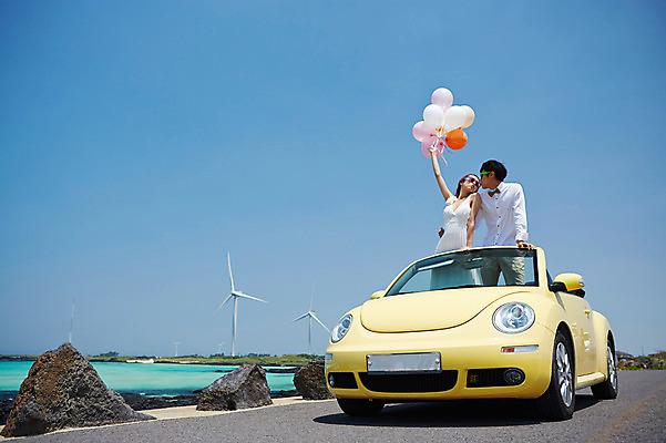 포토 JPG 주간 라이프스타일 부부 커플 드레스 여자 남자 도로 길 여유 신부 바다 커플라이프 여행 웨딩드레스 신랑 결혼 신혼부부 안기 자동차 한국 서기 사람 동양인 이벤트 상반신 20대 성인 해변 야외 두명 선글라스 제주도 마주보기 한국인 오픈카 상쾌 해안도로 풍선 청년만 성인만 국내포토 자연요소 옷 감정 아시아 안경 육상교통 관계 교통시설 모션 승용차 인종 청년 생활 신혼 파일형식