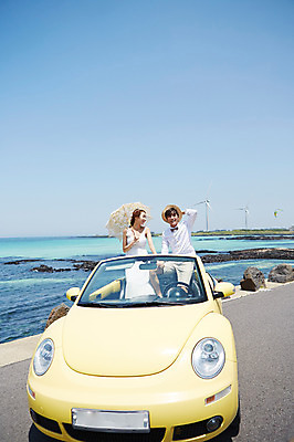 포토 JPG 주간 라이프스타일 부부 커플 드레스 여자 남자 도로 길 여유 신부 바다 커플라이프 여행 웨딩드레스 신랑 결혼 신혼부부 자동차 한국 미소 웃음 들기 사람 앉기 동양인 상반신 20대 성인 해변 야외 두명 제주도 한국인 오픈카 상쾌 양산 해안도로 청년만 성인만 국내포토 자연요소 옷 감정 아시아 육상교통 관계 교통시설 모션 승용차 표정 인종 이벤트 청년 생활 신혼 파일형식