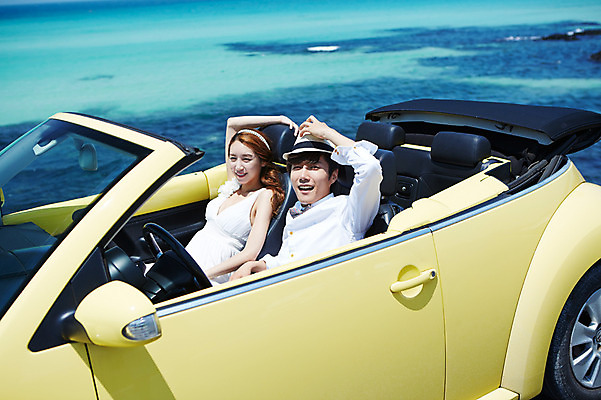 포토 JPG 주간 라이프스타일 부부 커플 드레스 여자 남자 도로 길 여유 신부 바다 커플라이프 여행 웨딩드레스 신랑 결혼 신혼부부 자동차 한국 미소 웃음 사람 앉기 동양인 상반신 20대 성인 해변 야외 두명 아웃포커스 제주도 한국인 오픈카 상쾌 해안도로 청년만 성인만 국내포토 자연요소 옷 감정 아시아 육상교통 관계 교통시설 모션 승용차 촬영기법 표정 인종 이벤트 청년 생활 신혼 파일형식