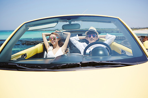 포토 JPG 주간 라이프스타일 부부 커플 드레스 여자 남자 여유 신부 바다 커플라이프 여행 웨딩드레스 신랑 결혼 신혼부부 자동차 한국 미소 웃음 사람 앉기 동양인 상반신 20대 성인 해변 야외 두명 앞모습 선글라스 제주도 한국인 오픈카 상쾌 해안도로 청년만 성인만 국내포토 자연요소 옷 감정 아시아 안경 도로 육상교통 뷰포인트 관계 모션 승용차 표정 인종 이벤트 청년 생활 신혼 파일형식