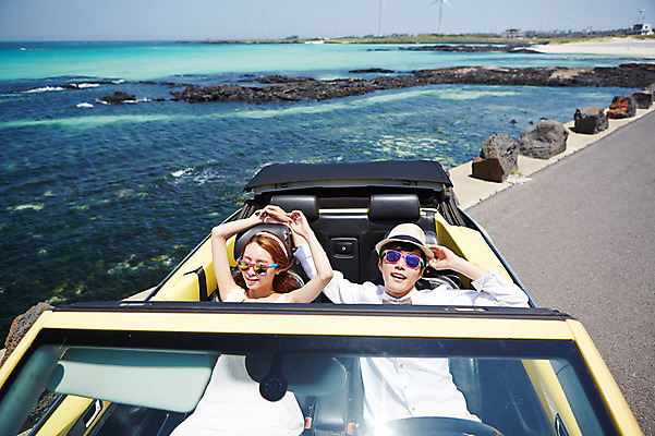 포토 JPG 주간 라이프스타일 부부 커플 드레스 여자 남자 도로 길 여유 신부 바다 커플라이프 여행 웨딩드레스 신랑 결혼 신혼부부 자동차 한국 미소 웃음 사람 앉기 동양인 상반신 20대 성인 해변 야외 두명 앞모습 선글라스 제주도 한국인 오픈카 상쾌 해안도로 청년만 성인만 국내포토 자연요소 옷 감정 아시아 안경 육상교통 뷰포인트 관계 교통시설 모션 승용차 표정 인종 이벤트 청년 생활 신혼 파일형식