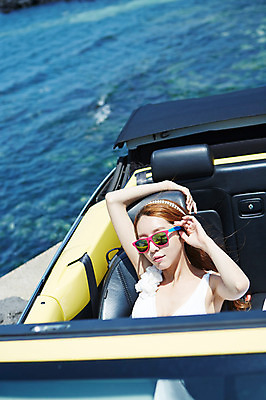 포토 JPG 주간 드레스 여자 여유 신부 바다 여행 웨딩드레스 결혼 자동차 한국 한명 사람 앉기 동양인 상반신 20대 성인 해변 야외 선글라스 제주도 한국인 오픈카 상쾌 해안도로 여자만 여자한명만 성인여자만 청년만 청년여자만 성인한명만 청년여자한명만 성인여자한명만 성인만 국내포토 자연요소 1 옷 감정 아시아 안경 도로 육상교통 모션 승용차 인종 이벤트 청년 파일형식