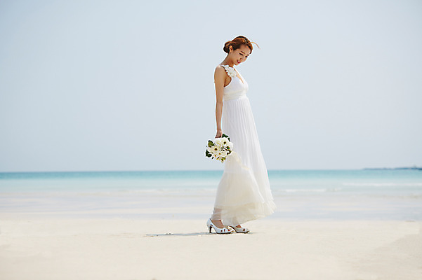 포토 JPG 주간 전신 드레스 여자 꽃 행복 여유 신부 바다 부케 여행 웨딩드레스 결혼 한국 한명 서기 미소 웃음 들기 사람 동양인 20대 성인 해변 야외 옆모습 아웃포커스 모래사장 제주도 기쁨 한국인 여자만 여자한명만 성인여자만 청년만 청년여자만 성인한명만 청년여자한명만 성인여자한명만 성인만 국내포토 자연요소 식물 1 옷 감정 아시아 뷰포인트 꽃다발 모션 촬영기법 표정 인종 이벤트 청년 파일형식