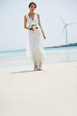 포토 JPG 주간 전신 드레스 여자 꽃 행복 여유 신부 바다 부케 여행 웨딩드레스 결혼 한국 한명 서기 미소 웃음 들기 사람 동양인 20대 성인 해변 야외 앞모습 아웃포커스 모래사장 제주도 기쁨 한국인 여자만 여자한명만 성인여자만 청년만 청년여자만 성인한명만 청년여자한명만 성인여자한명만 성인만 국내포토 자연요소 식물 1 옷 감정 아시아 뷰포인트 꽃다발 모션 촬영기법 표정 인종 이벤트 청년 파일형식