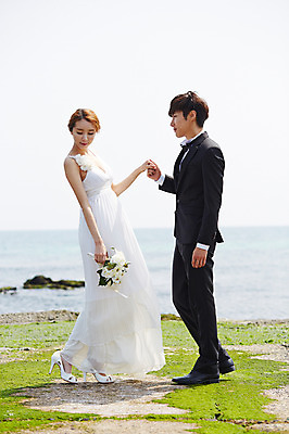 포토 JPG 주간 전신 라이프스타일 부부 커플 드레스 여자 남자 꽃 행복 여유 신부 바다 부케 커플라이프 여행 웨딩드레스 신랑 결혼 신혼부부 한국 서기 미소 웃음 들기 사람 동양인 정장 턱시도 20대 성인 해변 야외 두명 옆모습 제주도 손잡기 기쁨 한국인 청년만 성인만 국내포토 자연요소 식물 옷 감정 아시아 뷰포인트 꽃다발 관계 모션 표정 인종 이벤트 청년 생활 신혼 파일형식