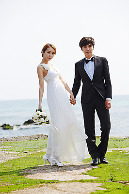 포토 JPG 주간 전신 라이프스타일 부부 커플 드레스 여자 남자 꽃 행복 여유 신부 바다 부케 커플라이프 여행 웨딩드레스 신랑 결혼 신혼부부 한국 서기 미소 웃음 들기 사람 동양인 정장 턱시도 20대 성인 해변 야외 두명 앞모습 옆모습 제주도 손잡기 기쁨 한국인 청년만 성인만 국내포토 자연요소 식물 옷 감정 아시아 뷰포인트 꽃다발 관계 모션 표정 인종 이벤트 청년 생활 신혼 파일형식