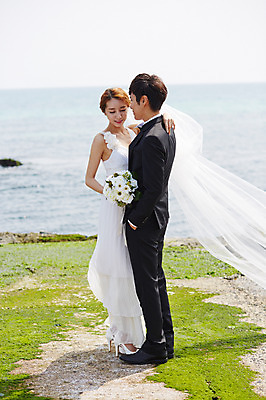 포토 JPG 주간 전신 라이프스타일 부부 커플 드레스 여자 남자 꽃 행복 여유 신부 바다 부케 커플라이프 여행 웨딩드레스 신랑 결혼 신혼부부 안기 한국 면사포 서기 미소 웃음 들기 사람 동양인 정장 턱시도 20대 성인 해변 야외 두명 옆모습 제주도 기쁨 한국인 주머니손 청년만 성인만 국내포토 자연요소 식물 옷 감정 아시아 뷰포인트 꽃다발 관계 모션 표정 인종 이벤트 청년 생활 신혼 결혼소품 파일형식