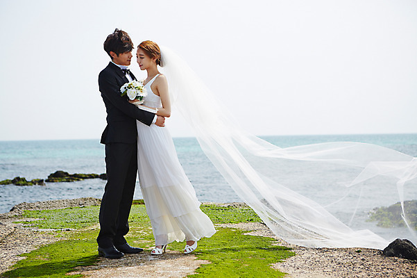 포토 JPG 주간 전신 라이프스타일 부부 커플 드레스 여자 남자 꽃 행복 여유 신부 바다 부케 커플라이프 여행 웨딩드레스 신랑 결혼 신혼부부 안기 한국 면사포 서기 미소 웃음 들기 사람 동양인 정장 턱시도 20대 성인 해변 야외 두명 옆모습 제주도 기쁨 한국인 청년만 성인만 국내포토 자연요소 식물 옷 감정 아시아 뷰포인트 꽃다발 관계 모션 표정 인종 이벤트 청년 생활 신혼 결혼소품 파일형식