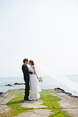 포토 JPG 주간 전신 라이프스타일 부부 커플 드레스 여자 남자 꽃 행복 여유 신부 바다 부케 커플라이프 여행 웨딩드레스 신랑 결혼 신혼부부 안기 한국 면사포 들기 사람 동양인 정장 턱시도 20대 성인 해변 야외 두명 옆모습 제주도 마주보기 눈감음 기쁨 한국인 청년만 성인만 국내포토 자연요소 식물 옷 감정 아시아 뷰포인트 꽃다발 관계 모션 인종 이벤트 청년 생활 신혼 결혼소품 파일형식