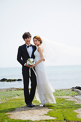포토 JPG 주간 전신 라이프스타일 부부 커플 드레스 여자 남자 꽃 행복 여유 신부 바다 부케 커플라이프 여행 웨딩드레스 신랑 결혼 신혼부부 안기 한국 면사포 서기 미소 웃음 들기 사람 동양인 정장 턱시도 20대 성인 해변 야외 두명 앞모습 옆모습 제주도 기쁨 한국인 청년만 성인만 국내포토 자연요소 식물 옷 감정 아시아 뷰포인트 꽃다발 관계 모션 표정 인종 이벤트 청년 생활 신혼 결혼소품 파일형식