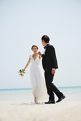 포토 JPG 주간 전신 라이프스타일 부부 커플 드레스 여자 남자 꽃 행복 여유 신부 바다 부케 커플라이프 여행 웨딩드레스 신랑 결혼 신혼부부 한국 서기 미소 웃음 들기 사람 동양인 정장 턱시도 20대 성인 해변 야외 두명 앞모습 옆모습 아웃포커스 모래사장 제주도 마주보기 손잡기 기쁨 한국인 청년만 성인만 국내포토 자연요소 식물 옷 감정 아시아 뷰포인트 꽃다발 관계 모션 촬영기법 표정 인종 이벤트 청년 생활 신혼 파일형식