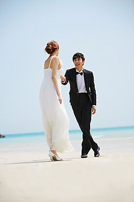 포토 JPG 주간 전신 라이프스타일 부부 커플 드레스 여자 남자 행복 여유 신부 바다 커플라이프 여행 웨딩드레스 신랑 결혼 신혼부부 한국 서기 미소 웃음 사람 동양인 정장 턱시도 20대 성인 해변 야외 두명 아웃포커스 모래사장 제주도 마주보기 손잡기 기쁨 한국인 청년만 성인만 국내포토 자연요소 옷 감정 아시아 관계 모션 촬영기법 표정 인종 이벤트 청년 생활 신혼 파일형식