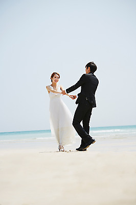 포토 JPG 주간 전신 라이프스타일 부부 커플 드레스 여자 남자 행복 여유 신부 바다 커플라이프 여행 웨딩드레스 신랑 결혼 신혼부부 한국 서기 미소 웃음 사람 동양인 정장 턱시도 20대 성인 해변 야외 두명 아웃포커스 모래사장 제주도 마주보기 손잡기 기쁨 한국인 청년만 성인만 국내포토 자연요소 옷 감정 아시아 관계 모션 촬영기법 표정 인종 이벤트 청년 생활 신혼 파일형식