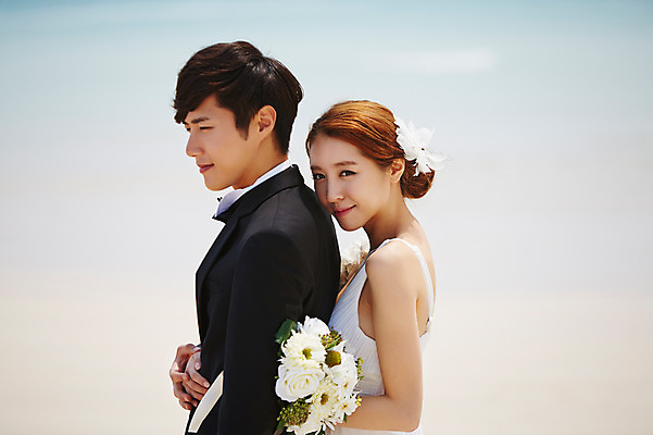 포토 JPG 주간 라이프스타일 부부 커플 드레스 여자 남자 꽃 행복 여유 신부 부케 커플라이프 여행 웨딩드레스 신랑 결혼 신혼부부 안기 한국 서기 미소 웃음 들기 사람 동양인 정장 턱시도 상반신 20대 성인 해변 야외 두명 옆모습 아웃포커스 제주도 기쁨 한국인 백허그 청년만 성인만 국내포토 자연요소 식물 옷 감정 아시아 바다 뷰포인트 꽃다발 관계 모션 포옹 촬영기법 표정 인종 이벤트 청년 생활 신혼 파일형식