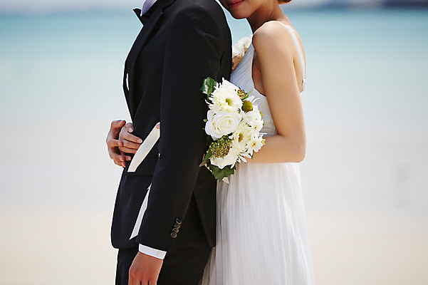 포토 JPG 주간 라이프스타일 부부 커플 드레스 여자 남자 꽃 행복 여유 신부 바다 부케 커플라이프 여행 웨딩드레스 신랑 결혼 신혼부부 안기 한국 서기 들기 사람 동양인 정장 턱시도 상반신 20대 성인 해변 야외 두명 옆모습 아웃포커스 제주도 기쁨 한국인 백허그 청년만 성인만 국내포토 자연요소 식물 옷 감정 아시아 뷰포인트 꽃다발 관계 모션 포옹 촬영기법 인종 이벤트 청년 생활 신혼 파일형식