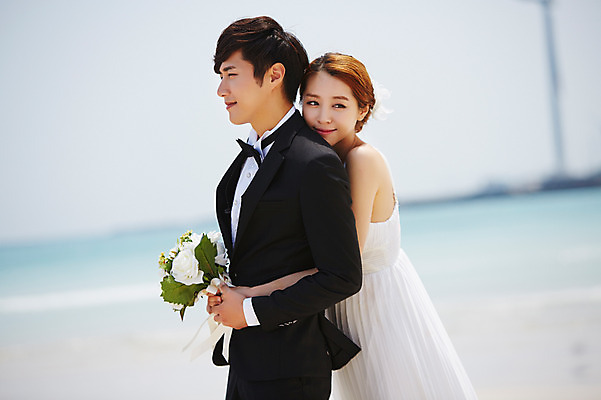 포토 JPG 주간 라이프스타일 부부 커플 드레스 여자 남자 꽃 행복 여유 신부 바다 부케 커플라이프 여행 웨딩드레스 신랑 결혼 신혼부부 안기 한국 서기 미소 웃음 들기 사람 동양인 정장 턱시도 상반신 20대 성인 해변 야외 두명 옆모습 아웃포커스 제주도 기쁨 한국인 백허그 청년만 성인만 국내포토 자연요소 식물 옷 감정 아시아 뷰포인트 꽃다발 관계 모션 포옹 촬영기법 표정 인종 이벤트 청년 생활 신혼 파일형식