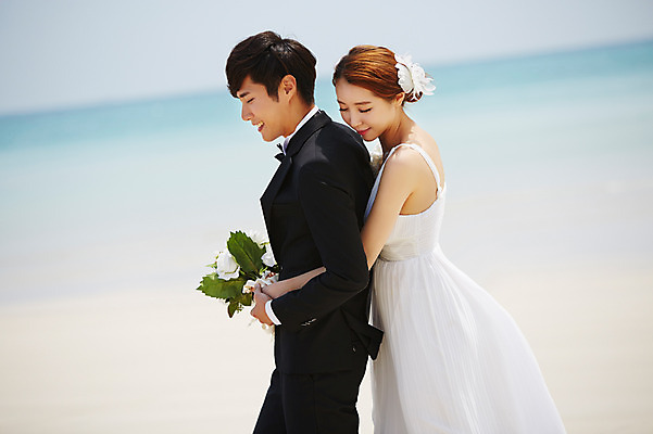 포토 JPG 주간 라이프스타일 부부 커플 드레스 여자 남자 꽃 행복 여유 신부 바다 부케 커플라이프 여행 웨딩드레스 신랑 결혼 신혼부부 안기 한국 미소 웃음 들기 사람 동양인 정장 턱시도 상반신 20대 성인 해변 야외 두명 옆모습 아웃포커스 제주도 눈감음 기쁨 한국인 백허그 청년만 성인만 국내포토 자연요소 식물 옷 감정 아시아 뷰포인트 꽃다발 관계 모션 포옹 촬영기법 표정 인종 이벤트 청년 생활 신혼 파일형식