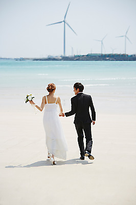 포토 JPG 주간 전신 라이프스타일 부부 커플 드레스 여자 남자 꽃 행복 여유 신부 파도 바다 부케 커플라이프 여행 웨딩드레스 신랑 결혼 신혼부부 한국 서기 들기 사람 동양인 정장 턱시도 20대 성인 해변 야외 두명 뒷모습 아웃포커스 모래사장 제주도 걷기 손잡기 기쁨 한국인 청년만 성인만 국내포토 자연요소 식물 옷 감정 아시아 뷰포인트 꽃다발 관계 모션 촬영기법 인종 이벤트 청년 생활 신혼 파일형식