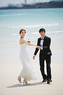 포토 JPG 주간 전신 라이프스타일 부부 커플 드레스 여자 남자 꽃 행복 여유 신부 파도 바다 부케 커플라이프 여행 웨딩드레스 신랑 결혼 신혼부부 한국 서기 미소 웃음 들기 사람 동양인 정장 턱시도 20대 성인 해변 야외 두명 앞모습 옆모습 아웃포커스 모래사장 제주도 손잡기 기쁨 한국인 청년만 성인만 국내포토 자연요소 식물 옷 감정 아시아 뷰포인트 꽃다발 관계 모션 촬영기법 표정 인종 이벤트 청년 생활 신혼 파일형식