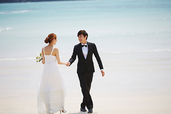 포토 JPG 주간 전신 라이프스타일 부부 커플 드레스 여자 남자 꽃 행복 여유 신부 파도 바다 부케 커플라이프 여행 웨딩드레스 신랑 결혼 신혼부부 한국 서기 미소 웃음 들기 사람 동양인 정장 턱시도 20대 성인 해변 야외 두명 앞모습 뒷모습 아웃포커스 모래사장 제주도 마주보기 손잡기 기쁨 한국인 청년만 성인만 국내포토 자연요소 식물 옷 감정 아시아 뷰포인트 꽃다발 관계 모션 촬영기법 표정 인종 이벤트 청년 생활 신혼 파일형식