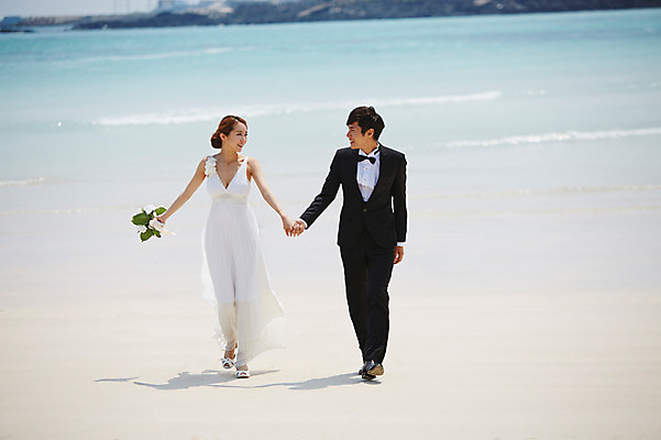 포토 JPG 주간 전신 라이프스타일 부부 커플 드레스 여자 남자 꽃 행복 여유 신부 파도 바다 부케 커플라이프 여행 웨딩드레스 신랑 결혼 신혼부부 한국 서기 미소 웃음 들기 사람 동양인 정장 턱시도 20대 성인 해변 야외 두명 앞모습 아웃포커스 모래사장 제주도 마주보기 걷기 손잡기 기쁨 한국인 청년만 성인만 국내포토 자연요소 식물 옷 감정 아시아 뷰포인트 꽃다발 관계 모션 촬영기법 표정 인종 이벤트 청년 생활 신혼 파일형식