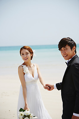 포토 JPG 주간 라이프스타일 부부 커플 드레스 여자 남자 꽃 행복 여유 신부 바다 부케 커플라이프 여행 웨딩드레스 신랑 결혼 신혼부부 한국 윙크 서기 미소 웃음 들기 사람 동양인 정장 턱시도 상반신 20대 성인 해변 야외 두명 아웃포커스 모래사장 제주도 손잡기 기쁨 한국인 청년만 성인만 국내포토 자연요소 식물 옷 감정 아시아 꽃다발 관계 모션 촬영기법 표정 인종 이벤트 청년 생활 신혼 파일형식