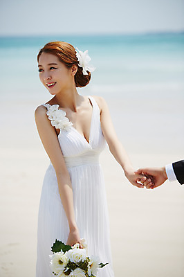 포토 JPG 주간 손 드레스 여자 남자 꽃 행복 여유 신부 바다 부케 여행 웨딩드레스 결혼 한국 서기 미소 웃음 들기 사람 동양인 상반신 20대 성인 해변 야외 두명 아웃포커스 신체부위 제주도 손잡기 기쁨 한국인 청년만 성인만 국내포토 자연요소 식물 옷 감정 아시아 꽃다발 모션 촬영기법 표정 인종 이벤트 청년 파일형식
