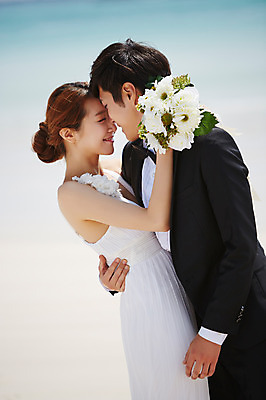 포토 JPG 주간 라이프스타일 부부 커플 드레스 여자 남자 꽃 행복 여유 신부 바다 부케 커플라이프 여행 웨딩드레스 신랑 결혼 신혼부부 안기 한국 서기 미소 웃음 들기 사람 동양인 정장 턱시도 상반신 20대 성인 해변 야외 두명 옆모습 아웃포커스 제주도 마주보기 기쁨 한국인 청년만 성인만 국내포토 자연요소 식물 옷 감정 아시아 뷰포인트 꽃다발 관계 모션 촬영기법 표정 인종 이벤트 청년 생활 신혼 파일형식