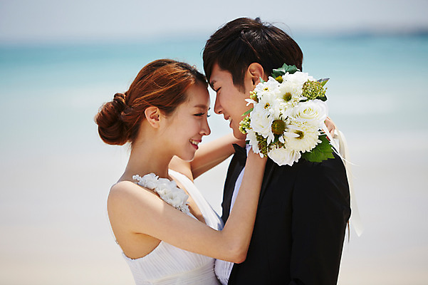 포토 JPG 주간 라이프스타일 부부 커플 드레스 여자 남자 꽃 행복 여유 신부 바다 부케 커플라이프 여행 웨딩드레스 신랑 결혼 신혼부부 한국 서기 미소 웃음 들기 사람 동양인 정장 턱시도 상반신 20대 성인 해변 야외 두명 옆모습 아웃포커스 제주도 마주보기 기쁨 한국인 청년만 성인만 국내포토 자연요소 식물 옷 감정 아시아 뷰포인트 꽃다발 관계 모션 촬영기법 표정 인종 이벤트 청년 생활 신혼 파일형식