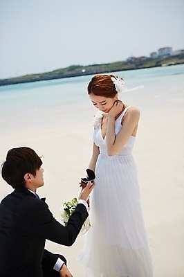 포토 JPG 주간 라이프스타일 부부 커플 드레스 여자 남자 꽃 행복 여유 신부 바다 부케 커플라이프 여행 웨딩드레스 신랑 결혼 프로포즈 신혼부부 한국 서기 미소 웃음 들기 사람 동양인 정장 턱시도 손짓 상반신 20대 성인 해변 야외 두명 아웃포커스 모래사장 제주도 기쁨 한국인 반지 무릎꿇기 결혼반지 약혼 청년만 성인만 국내포토 자연요소 식물 옷 감정 아시아 꽃다발 장신구 관계 모션 촬영기법 표정 인종 이벤트 청년 생활 약속 신혼 파일형식