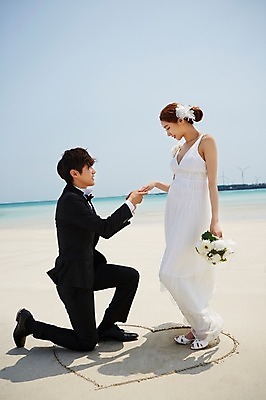 포토 JPG 주간 전신 라이프스타일 부부 커플 드레스 여자 남자 꽃 행복 여유 신부 바다 부케 커플라이프 여행 웨딩드레스 신랑 결혼 프로포즈 신혼부부 한국 서기 미소 웃음 들기 사람 동양인 정장 턱시도 20대 성인 해변 야외 두명 옆모습 모래사장 제주도 손잡기 기쁨 한국인 하트 무릎꿇기 약혼 청년만 성인만 국내포토 자연요소 모양 식물 옷 감정 아시아 뷰포인트 꽃다발 관계 모션 표정 인종 이벤트 청년 생활 약속 신혼 파일형식