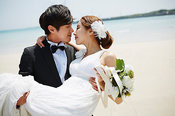 포토 JPG 주간 라이프스타일 부부 커플 드레스 여자 남자 꽃 행복 여유 신부 바다 부케 커플라이프 여행 웨딩드레스 신랑 결혼 신혼부부 안기 한국 서기 미소 웃음 들기 사람 동양인 정장 턱시도 상반신 20대 성인 해변 야외 두명 옆모습 아웃포커스 모래사장 제주도 눈감음 기쁨 한국인 청년만 성인만 국내포토 자연요소 식물 옷 감정 아시아 뷰포인트 꽃다발 관계 모션 촬영기법 표정 인종 이벤트 청년 생활 신혼 파일형식