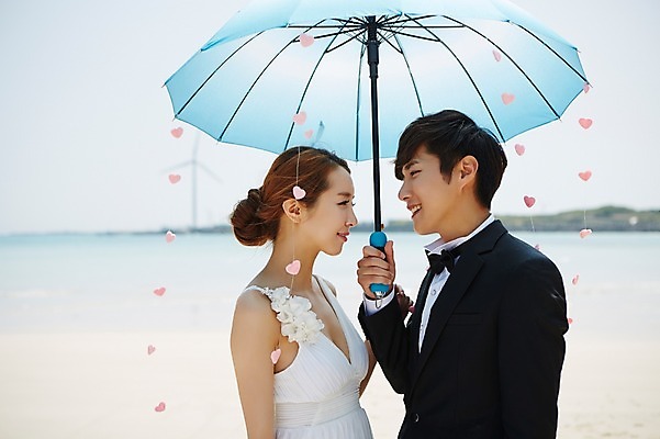 포토 JPG 주간 라이프스타일 부부 커플 드레스 여자 남자 행복 여유 신부 바다 커플라이프 여행 웨딩드레스 신랑 결혼 우산 신혼부부 한국 서기 미소 웃음 들기 사람 동양인 정장 턱시도 상반신 20대 성인 해변 야외 두명 옆모습 아웃포커스 제주도 마주보기 기쁨 한국인 하트 청년만 성인만 국내포토 자연요소 모양 옷 감정 아시아 뷰포인트 관계 모션 촬영기법 표정 인종 이벤트 청년 생활 신혼 파일형식