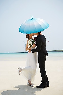 포토 JPG 주간 라이프스타일 부부 커플 드레스 여자 남자 꽃 행복 여유 신부 바다 부케 커플라이프 여행 웨딩드레스 신랑 결혼 우산 신혼부부 안기 키스 한국 서기 들기 사람 동양인 정장 턱시도 20대 성인 해변 야외 두명 옆모습 아웃포커스 모래사장 제주도 기쁨 한국인 하반신 하트 청년만 성인만 국내포토 자연요소 모양 식물 옷 감정 아시아 뷰포인트 꽃다발 관계 모션 촬영기법 인종 이벤트 청년 생활 애정표현 신혼 파일형식