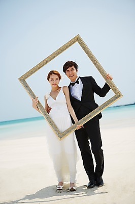 포토 JPG 주간 전신 라이프스타일 부부 커플 드레스 여자 남자 행복 여유 신부 바다 커플라이프 여행 웨딩드레스 액자 신랑 결혼 신혼부부 프레임 한국 윙크 서기 미소 웃음 들기 사람 동양인 정장 턱시도 20대 성인 해변 야외 두명 앞모습 아웃포커스 모래사장 제주도 기쁨 한국인 사진틀 청년만 성인만 국내포토 자연요소 옷 감정 아시아 뷰포인트 관계 모션 촬영기법 표정 틀 인종 이벤트 청년 생활 신혼 파일형식