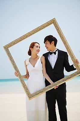 포토 JPG 주간 라이프스타일 부부 커플 드레스 여자 남자 행복 여유 신부 바다 커플라이프 여행 웨딩드레스 액자 신랑 결혼 신혼부부 프레임 한국 서기 미소 웃음 들기 사람 동양인 정장 턱시도 상반신 20대 성인 해변 야외 두명 앞모습 아웃포커스 모래사장 제주도 마주보기 기쁨 한국인 사진틀 청년만 성인만 국내포토 자연요소 옷 감정 아시아 뷰포인트 관계 모션 촬영기법 표정 틀 인종 이벤트 청년 생활 신혼 파일형식