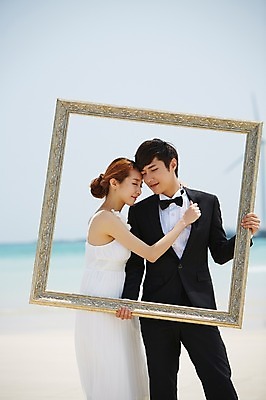 포토 JPG 주간 라이프스타일 부부 커플 드레스 여자 남자 행복 여유 신부 바다 커플라이프 여행 웨딩드레스 액자 신랑 결혼 신혼부부 안기 프레임 한국 서기 미소 웃음 들기 사람 동양인 정장 턱시도 상반신 20대 성인 해변 야외 두명 앞모습 옆모습 아웃포커스 모래사장 제주도 눈감음 기쁨 한국인 사진틀 청년만 성인만 국내포토 자연요소 옷 감정 아시아 뷰포인트 관계 모션 촬영기법 표정 틀 인종 이벤트 청년 생활 신혼 파일형식