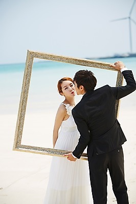 포토 JPG 주간 라이프스타일 부부 커플 드레스 여자 남자 행복 여유 신부 바다 커플라이프 여행 웨딩드레스 액자 신랑 결혼 신혼부부 키스 프레임 한국 서기 들기 사람 동양인 정장 턱시도 상반신 20대 성인 해변 야외 두명 뒷모습 아웃포커스 모래사장 제주도 기쁨 한국인 사진틀 청년만 성인만 국내포토 자연요소 옷 감정 아시아 뷰포인트 관계 모션 촬영기법 틀 인종 이벤트 청년 생활 애정표현 신혼 파일형식