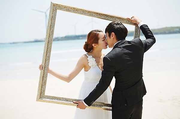 포토 JPG 주간 라이프스타일 부부 커플 드레스 여자 남자 행복 여유 신부 바다 커플라이프 여행 웨딩드레스 액자 신랑 결혼 신혼부부 키스 프레임 한국 서기 들기 사람 동양인 정장 턱시도 상반신 20대 성인 해변 야외 두명 뒷모습 아웃포커스 모래사장 제주도 눈감음 기쁨 한국인 사진틀 청년만 성인만 국내포토 자연요소 옷 감정 아시아 뷰포인트 관계 모션 촬영기법 틀 인종 이벤트 청년 생활 애정표현 신혼 파일형식