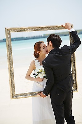 포토 JPG 주간 라이프스타일 부부 커플 드레스 여자 남자 꽃 행복 여유 신부 바다 부케 커플라이프 여행 웨딩드레스 액자 신랑 결혼 신혼부부 키스 프레임 한국 서기 들기 사람 동양인 정장 턱시도 상반신 20대 성인 해변 야외 두명 앞모습 뒷모습 아웃포커스 모래사장 제주도 눈감음 기쁨 한국인 사진틀 청년만 성인만 국내포토 자연요소 식물 옷 감정 아시아 뷰포인트 꽃다발 관계 모션 촬영기법 틀 인종 이벤트 청년 생활 애정표현 신혼 파일형식