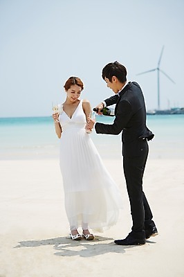 포토 JPG 주간 전신 라이프스타일 부부 커플 드레스 여자 남자 꽃 행복 여유 신부 바다 부케 커플라이프 여행 웨딩드레스 신랑 결혼 신혼부부 잔 한국 서기 미소 웃음 들기 사람 동양인 정장 턱시도 20대 성인 해변 야외 두명 앞모습 옆모습 아웃포커스 모래사장 제주도 기쁨 한국인 병 샴페인 샴페인잔 청년만 성인만 국내포토 자연요소 식물 식기 옷 감정 아시아 뷰포인트 꽃다발 술잔 관계 모션 주류 촬영기법 표정 인종 이벤트 청년 생활 신혼 파일형식
