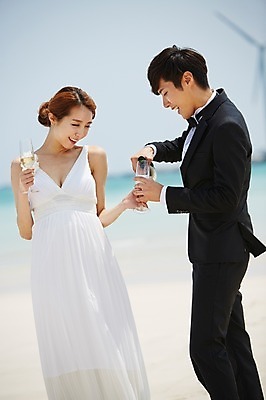 포토 JPG 주간 라이프스타일 부부 커플 드레스 여자 남자 꽃 행복 여유 신부 바다 부케 커플라이프 여행 웨딩드레스 신랑 결혼 신혼부부 잔 한국 서기 미소 웃음 들기 사람 동양인 정장 턱시도 상반신 20대 성인 해변 야외 두명 앞모습 옆모습 아웃포커스 모래사장 제주도 기쁨 한국인 병 샴페인 샴페인잔 청년만 성인만 국내포토 자연요소 식물 식기 옷 감정 아시아 뷰포인트 꽃다발 술잔 관계 모션 주류 촬영기법 표정 인종 이벤트 청년 생활 신혼 파일형식