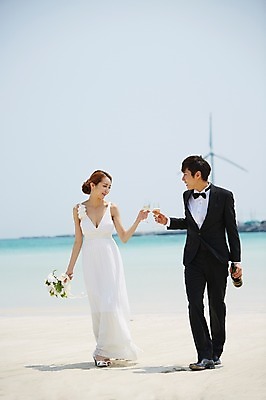 포토 JPG 주간 전신 라이프스타일 부부 커플 드레스 여자 남자 꽃 행복 여유 신부 바다 부케 커플라이프 여행 웨딩드레스 신랑 결혼 신혼부부 잔 한국 서기 미소 웃음 들기 사람 동양인 정장 턱시도 20대 성인 해변 야외 두명 아웃포커스 모래사장 제주도 기쁨 한국인 병 샴페인 샴페인잔 청년만 성인만 국내포토 자연요소 식물 식기 옷 감정 아시아 꽃다발 술잔 관계 모션 주류 촬영기법 표정 인종 이벤트 청년 생활 신혼 파일형식