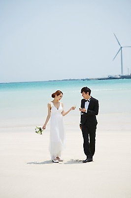 포토 JPG 주간 전신 라이프스타일 부부 커플 드레스 여자 남자 꽃 행복 여유 신부 바다 부케 커플라이프 여행 웨딩드레스 신랑 결혼 신혼부부 잔 한국 서기 미소 웃음 들기 사람 동양인 정장 턱시도 20대 성인 해변 야외 두명 아웃포커스 모래사장 제주도 기쁨 한국인 병 샴페인 샴페인잔 청년만 성인만 국내포토 자연요소 식물 식기 옷 감정 아시아 꽃다발 술잔 관계 모션 주류 촬영기법 표정 인종 이벤트 청년 생활 신혼 파일형식