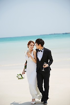 포토 JPG 주간 전신 라이프스타일 부부 커플 드레스 여자 남자 꽃 행복 여유 신부 바다 부케 커플라이프 여행 웨딩드레스 신랑 결혼 신혼부부 안기 잔 한국 서기 미소 웃음 들기 사람 동양인 정장 턱시도 20대 성인 해변 야외 두명 아웃포커스 모래사장 제주도 마주보기 기쁨 한국인 병 샴페인 샴페인잔 청년만 성인만 국내포토 자연요소 식물 식기 옷 감정 아시아 꽃다발 술잔 관계 모션 주류 촬영기법 표정 인종 이벤트 청년 생활 신혼 파일형식